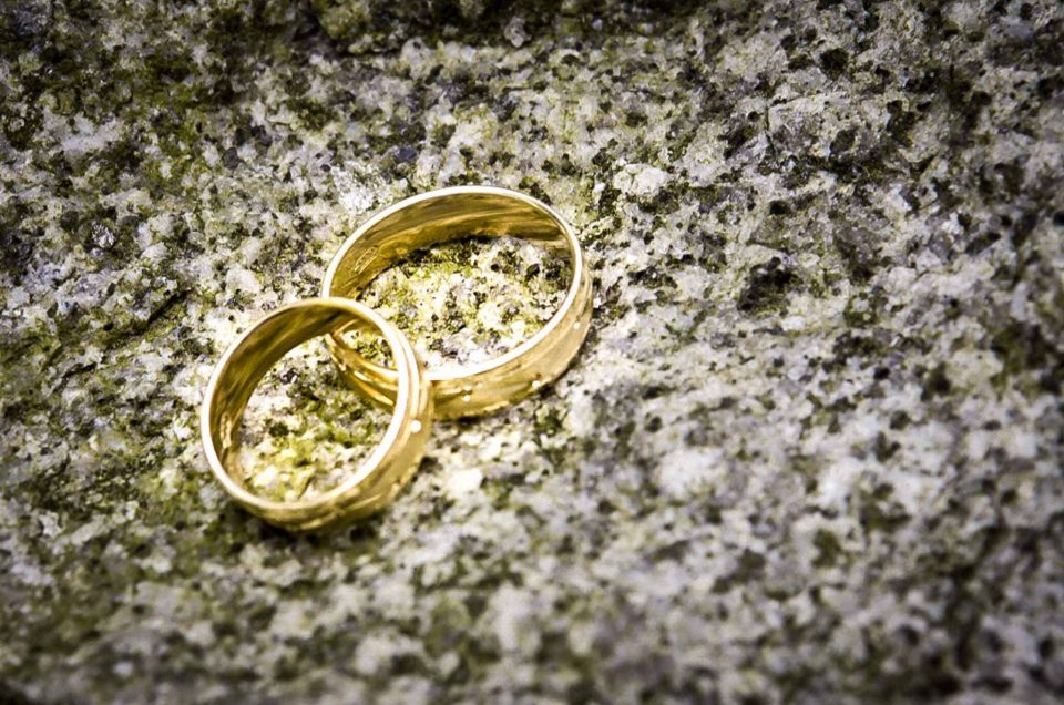 Ringes des Brautpaares auf einem Stein, Bildoptimierung